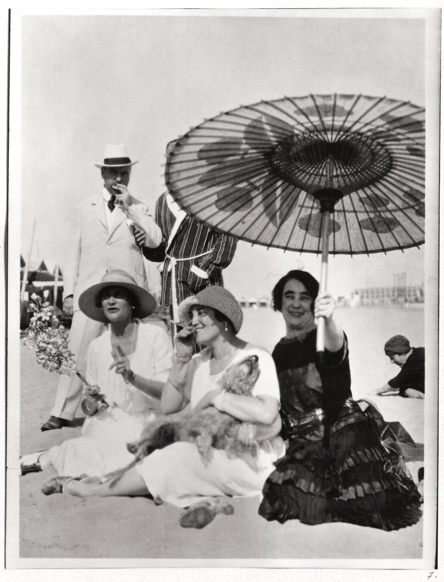 Gabrielle Chanel on the beach at the Lido with Misia and José Maria Sert, Madame Philippe Berthelot and a friend, 1920s, Private Collection – © D.R.