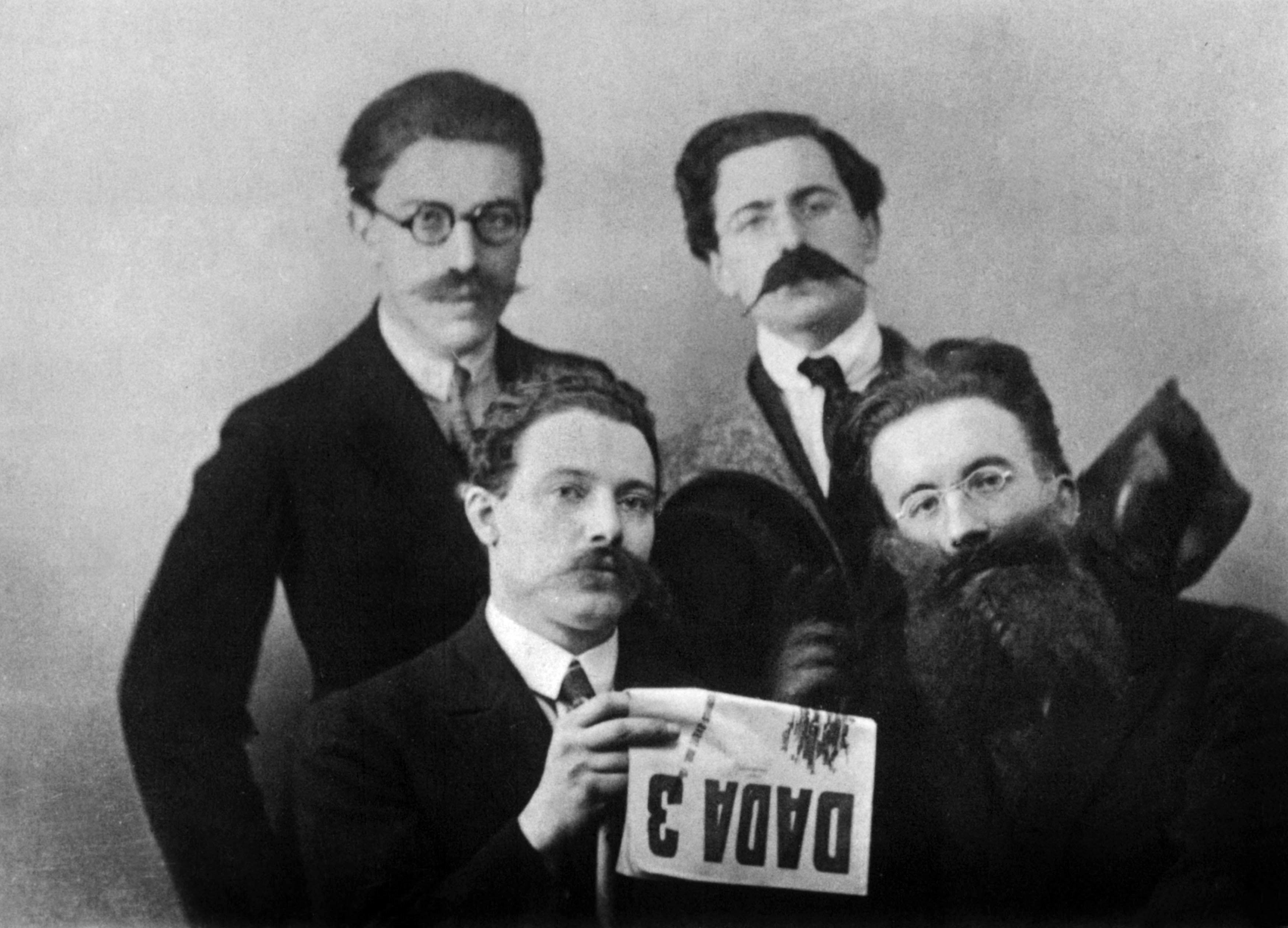 André Breton, René Hilsum, Louis Aragon and Paul Éluard, for the release of the DADA N°3 review, 1919 – © Rue des archives/PVDE