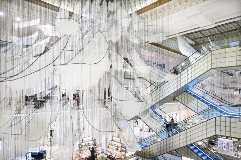 Chiharu Shiota, Where are you going?, Le Bon Marché, Parigi (foto Le Bon Marché, Gabriel de la Chapelle)