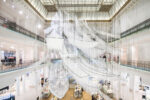 Chiharu Shiota, Where are you going?, Le Bon Marché, Parigi (foto Le Bon Marché, Gabriel de la Chapelle)