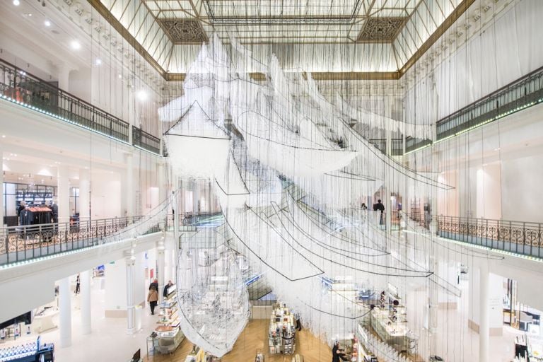 Chiharu Shiota, Where are you going?, Le Bon Marché, Parigi (foto Le Bon Marché, Gabriel de la Chapelle)