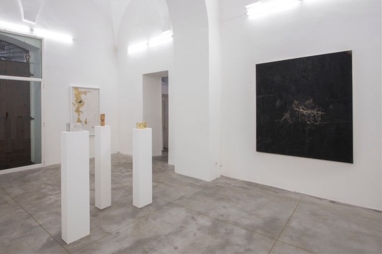 Elisa Montessori, Ogni cosa è un'altra, 2016, veduta dell'installazione presso la galleria Monitor, Roma, Photo credit Giorgio Benni. Courtesy l'artista e Monitor, Roma