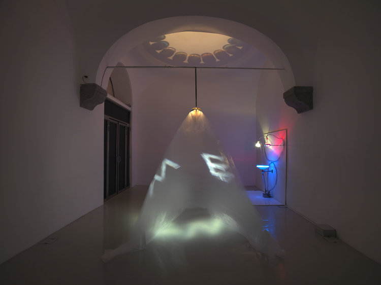 Eulalia Valdossera, Plastic Mantra, 2017, veduta della mostra, Studio Trisorio, Napoli