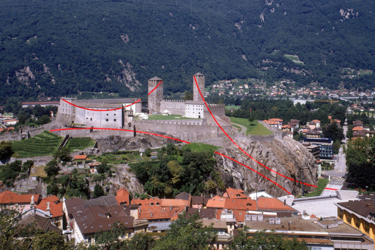 Felice Varini, Segni, 2001 - Monte San Michele e Castelgrande