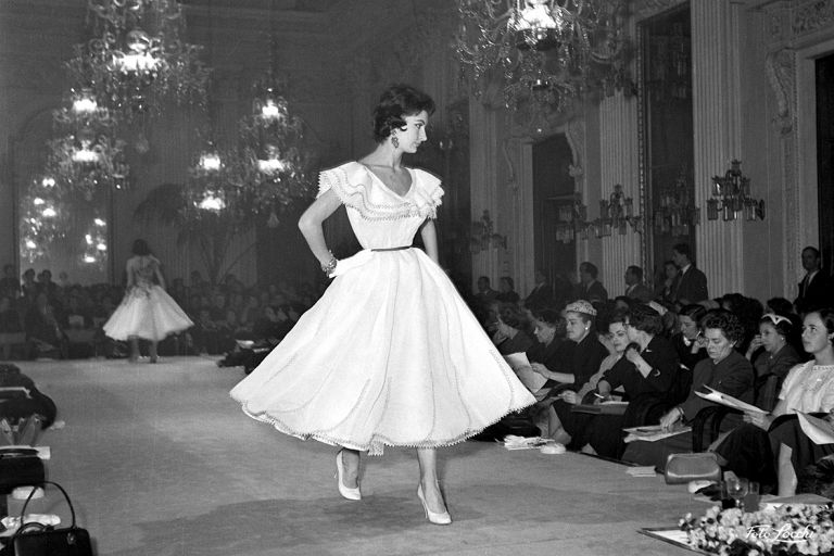 Gennaio 1955, Abiti da cocktail in passerella alla Sala Bianca, Palazzo Pitti © Archivio Foto Locchi