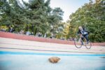 Jan Fabre, Une tentative de ne pas battre le record du monde de l’heure établi par Eddy Merckx à Mexico en 1972..., 29-09-2016 - performance al velodromo del Parc de la Tête d’Or, Lione - photo Gilles Reboisson