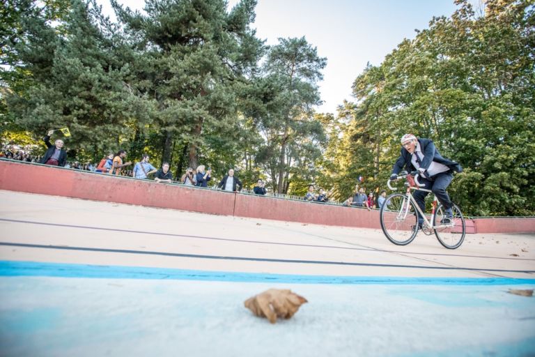 Jan Fabre, Une tentative de ne pas battre le record du monde de l’heure établi par Eddy Merckx à Mexico en 1972..., 29-09-2016 - performance al velodromo del Parc de la Tête d’Or, Lione - photo Gilles Reboisson