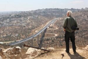 Koudelka in Terra Santa. Un documentario racconta il grande fotografo