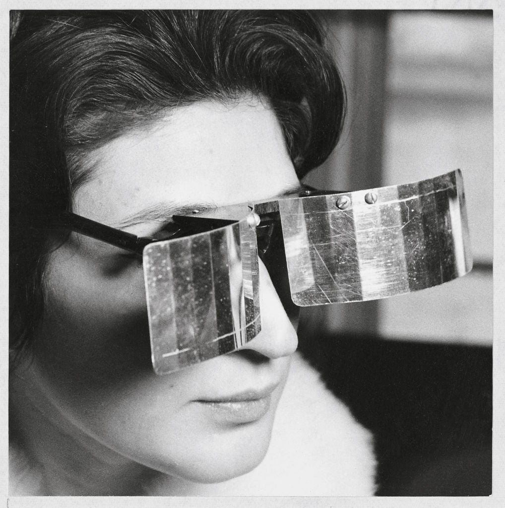Julio Le Parc, Martha Le Parc con Lunettes pour une vision autre, 1965 - Julio Le Parc &copy; 2016 Artists Rights Society (ARS), New York : ADAGP, Paris - Photo Julio Le Parc : Atelier Le Parc