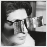 Julio Le Parc, Martha Le Parc con Lunettes pour une vision autre, 1965 - Julio Le Parc © 2016 Artists Rights Society (ARS), New York : ADAGP, Paris - Photo Julio Le Parc : Atelier Le Parc