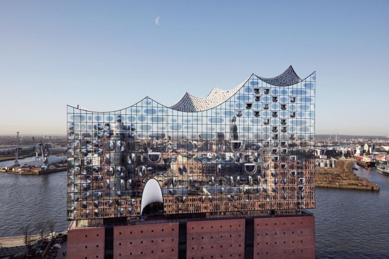 La Elbphilharmonie di Herzog & De Meuron (foto Maxim Schulz)