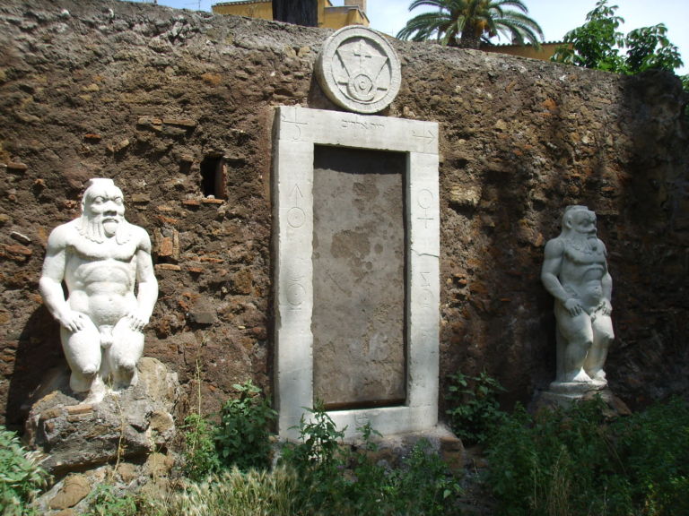 La porta magica nel Giardino di piazza Vittorio a Roma