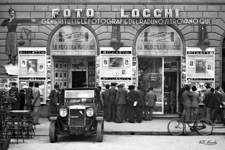 Lo studio d'arte e tecnica fotografica Foto Locchi nella sua storica sede di Piazza della Repubblica nel 1936 © Archivio Foto Locchi