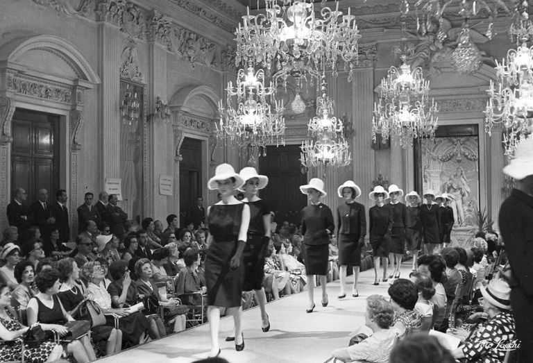 Luglio 1962, Sfilata di cappellini in Sala Bianca, Palazzo Pitti © Archivio Foto Locchi