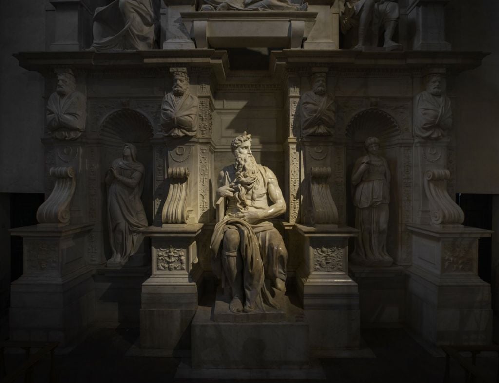 Nuova illuminazione, torna a splendere a Roma la Tomba di Giulio II di Michelangelo