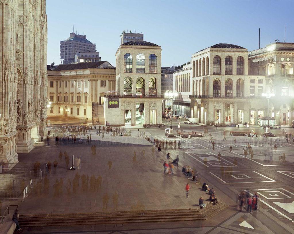 Staticità pulsante. Il cuore di Milano fotografato da Paola Di Bello