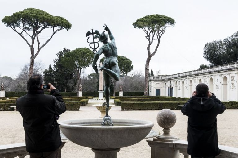 Potatura creativa a Villa Medici, Roma