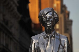 Niente monumento per Andy Warhol a Belgrado. Il Partito Democratico serbo mette il veto