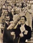 Salvador Dalí con una baguette lunga 12 metri, Parigi 1958