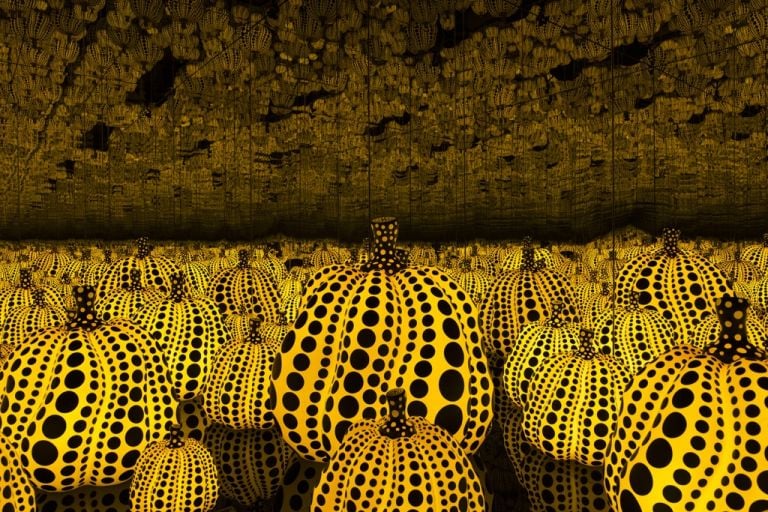 Yayoi Kusama, All the Eternal Love I Have for the Pumpkins, 2016. Courtesy Kusama Enterprise, Ota Fine Arts, Tokyo-Singapore & Victoria Miro, Londra. © Yayoi Kusama. Photo Thierry Bal