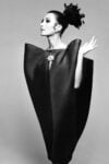 Alberta Tiburzi indossa The envelope dress di Cristobal Balenciaga. Harpers Bazaar, giugno 1967