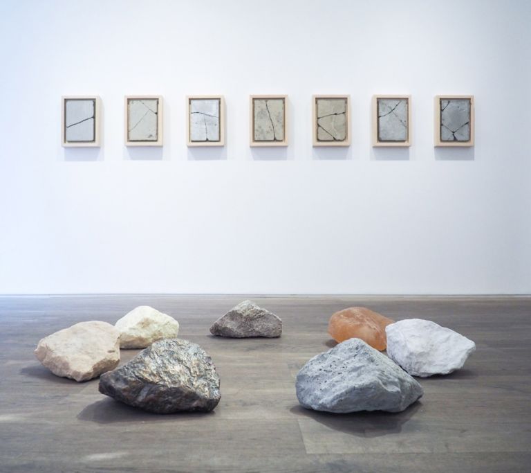Andrea Francolino, 7 meraviglie del mondo moderno, 2013 (a parete) e A-Biotic, 2016 (a terra). Installation view at Kristin Hjelleghjerde Gallery, Londra 2016