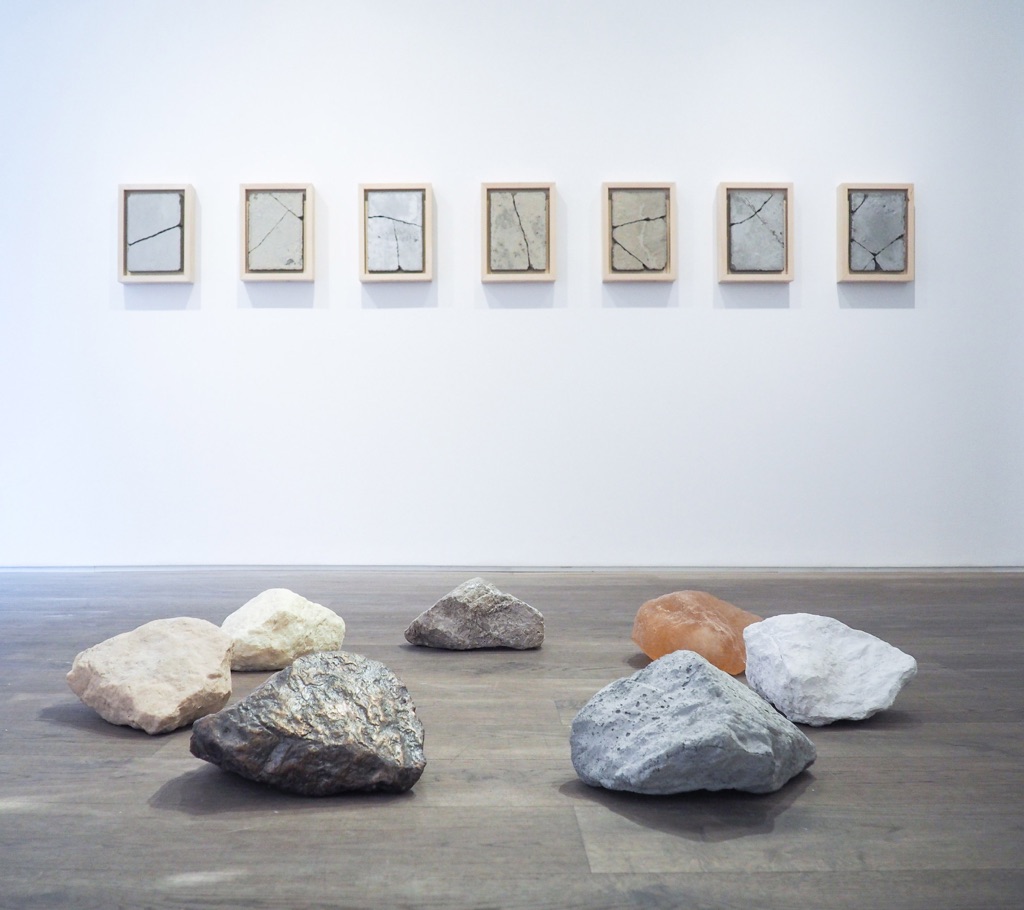 Andrea Francolino, 7 meraviglie del mondo moderno, 2013 (a parete) e A-Biotic, 2016 (a terra). Installation view at Kristin Hjelleghjerde Gallery, Londra 2016