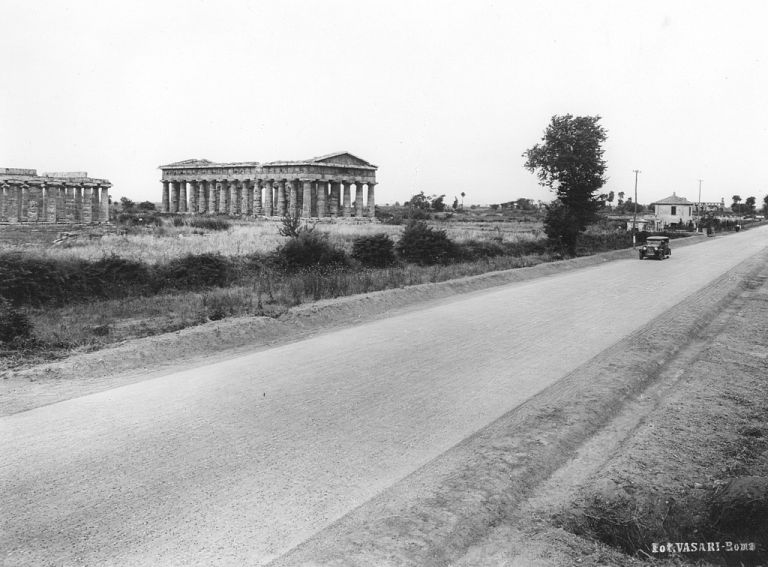 Atelier Vasari Roma, ss18 Tirrenica, Tempio di Nettuno, Paestum, 1930, Courtesy Archivio Anas