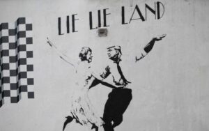 Londra, uno stencil che sfotte Trump e Theresa May: ballerini (e bugiardi) come in La La Land