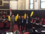 Banane gonfiabili in aula, a Palazzo Marino, per protestare contro le palme