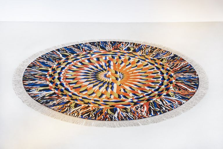 Il tappeto (rigorosamente d’artista) protagonista di una mostra. Succede a Los Angeles