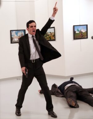 World Press Photo 2017. Vince la foto dell’omicidio dell’ambasciatore russo in Turchia