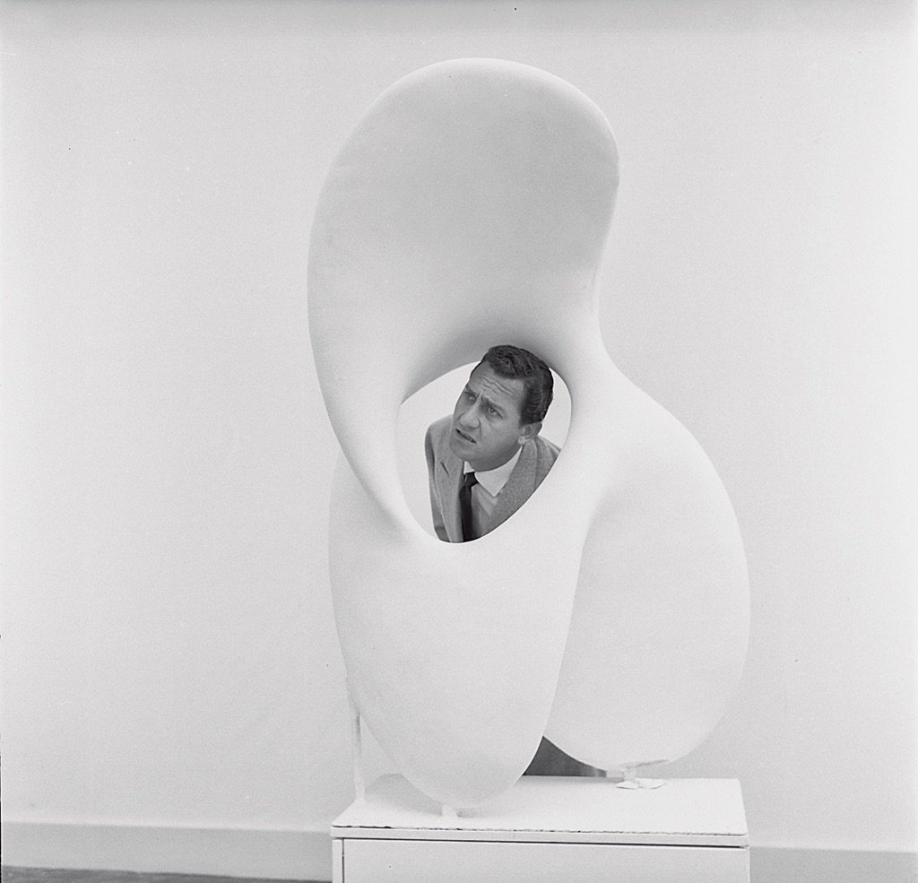 Cameraphoto, Alberto Sordi alla Biennale di Venezia del 1958 con il Nudo di Alberto Viani. Modena, AAF-Archivio Arte Fondazione Cassa di risparmio di Modena
