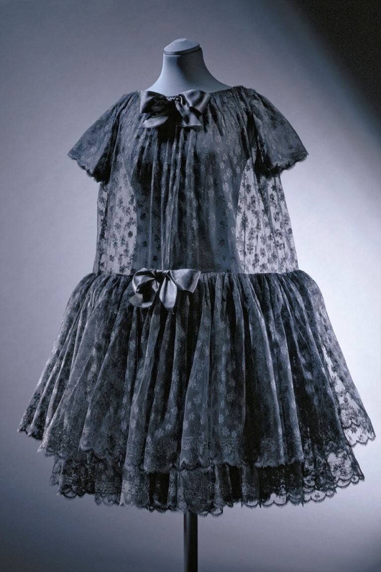 Cristobal Balenciaga, baby doll cocktail dress, crepe de chine lace and satin,1958 - Victoria and Albert Museum, London