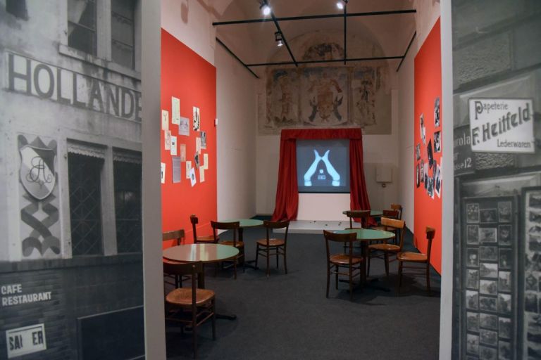 Dada 1916. La nascita dell’antiarte. Exhibition view at Museo di Santa Giulia, Brescia 2017. Ricostruzione del Cabaret Voltaire