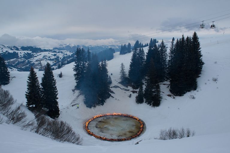 Un cerchio di fuoco nella neve. L’installazione di Morgane Tschiember e Douglas Gordon in Svizzera