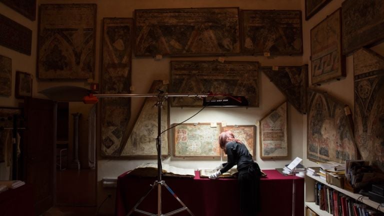 Il direttore di AWA Linda Falcone esamina il codice manoscritto conservato al Museo di San Marco. Photo Kirsten Hills