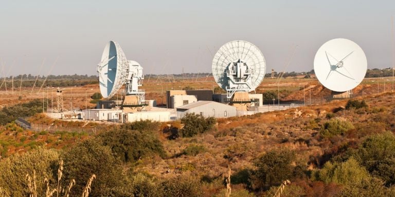 Le antenne del Muos a Niscemi 2 Artisti contro il Muos. In Sicilia la galleria Laveronica contro le antenne militari USA