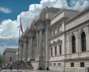 La facciata del Met di New York si trasforma in museo d’arte contemporanea a cielo aperto