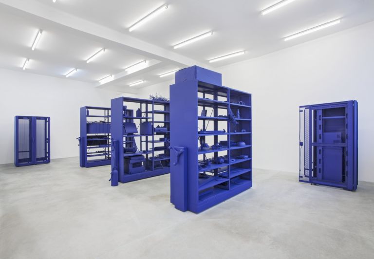 Mike Nelson, Cloak of rags (Tale of a dismembered bank, rendered in blue), 2017, Installation view, courtesy dell’artista e della Galleria Franco Noero, Torino. Foto: Sebastiano Pellion Di Persano