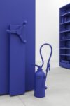 Mike Nelson, Cloak of rags (Tale of a dismembered bank, rendered in blue), 2017, Installation view, courtesy dell’artista e della Galleria Franco Noero, Torino. Foto: Sebastiano Pellion Di Persano