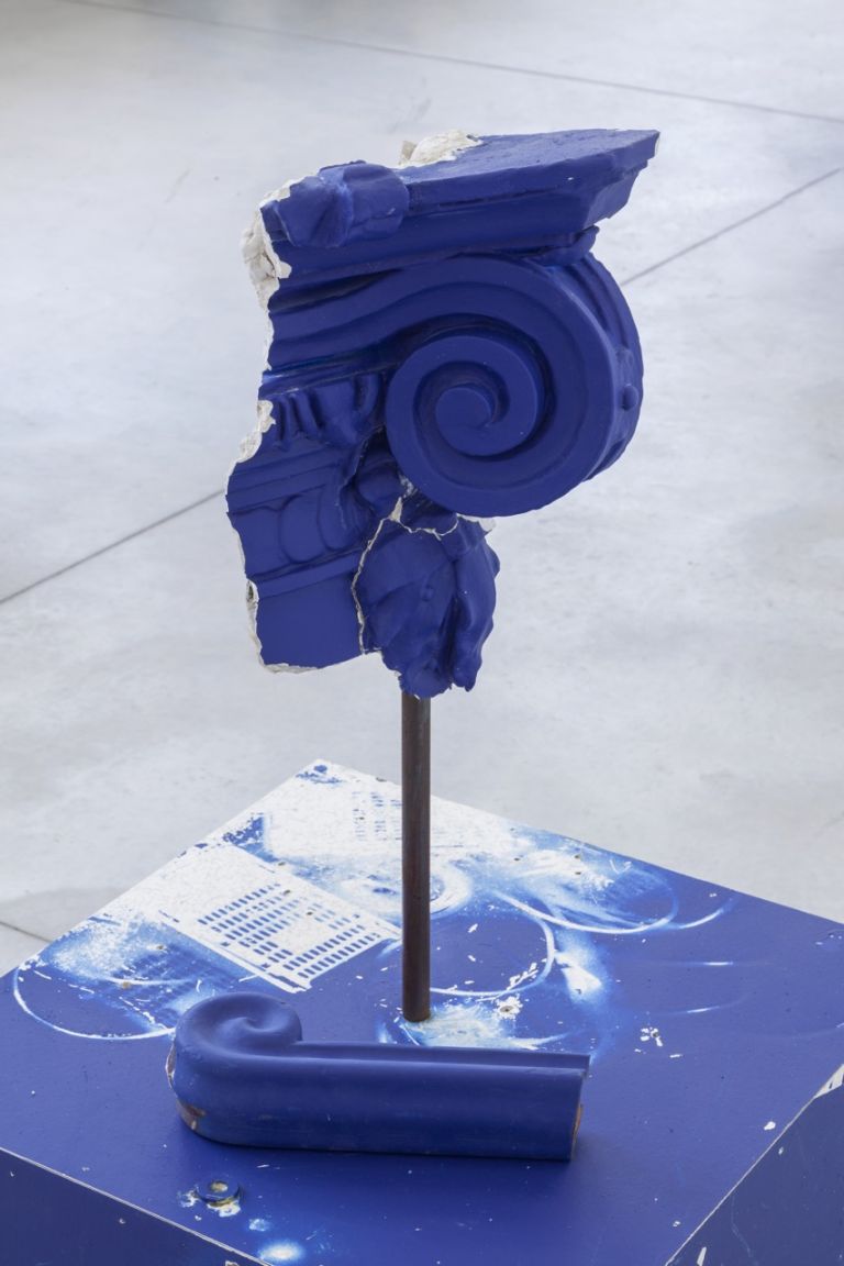 Mike Nelson, Cloak of rags (Tale of a dismembered bank, rendered in blue), 2017, Installation view, courtesy dell’artista e della Galleria Franco Noero, Torino. Foto: Sebastiano Pellion Di Persano