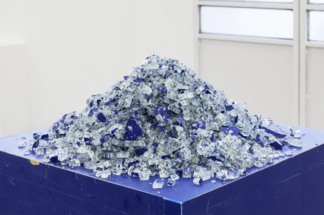 Mike Nelson, Cloak of rags (Tale of a dismembered bank, rendered in blue), 2017, Installation view, courtesy dell’artista e della Galleria Franco Noero, Torino. Foto: Sebastiano Pellion Di Persano