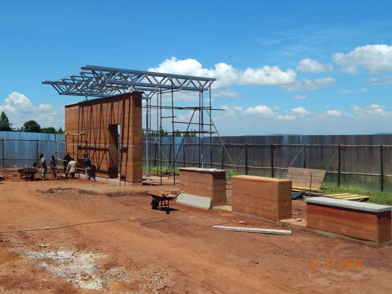 Mock up – costruzione del prototipo di muratura con la tecnica del pisè © Emergency NGO Technical department