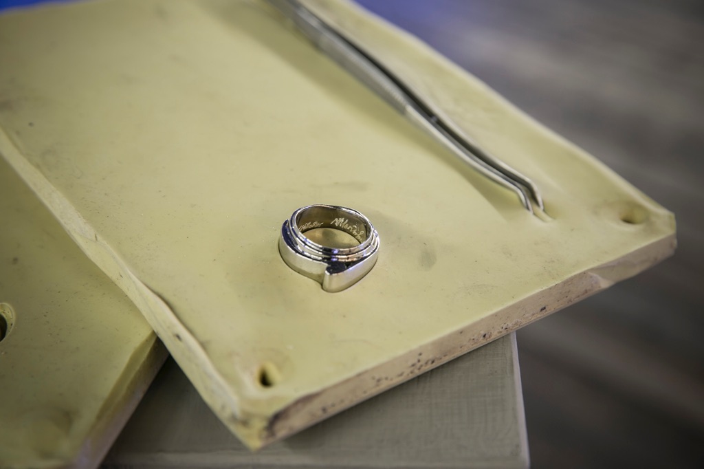 Mustafa Sabbagh. L'anello cerotto di Paolo Mangano, inserito in un calco dal sapore ottocentesco, da estrarre con una pinza chirurgica. Photo Kim Mariani