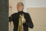 Renato Mambor mentre allestisce un Séparé, 2007