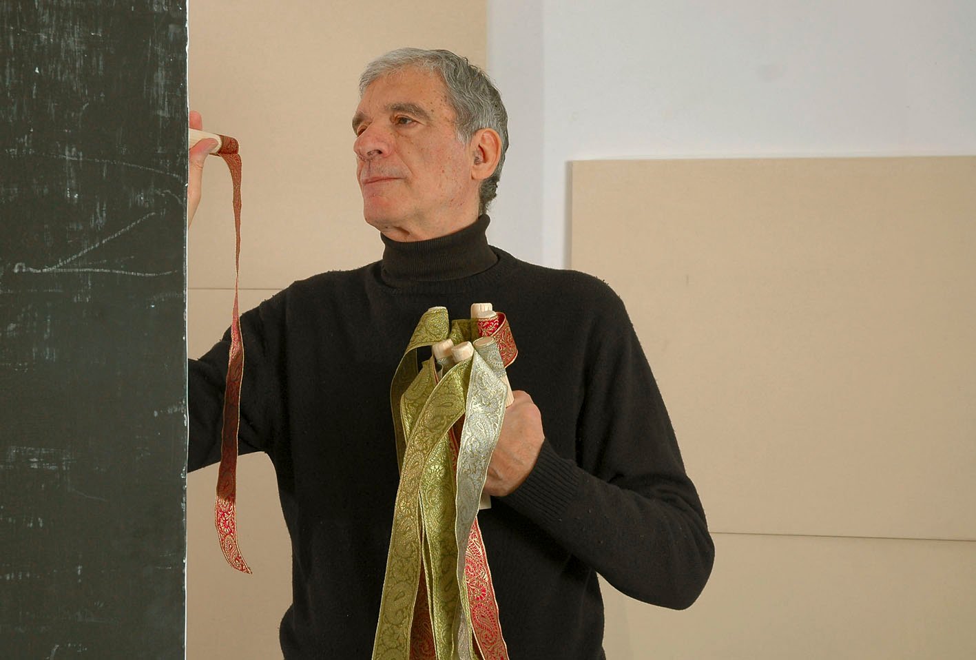 Renato Mambor mentre allestisce un Séparé, 2007