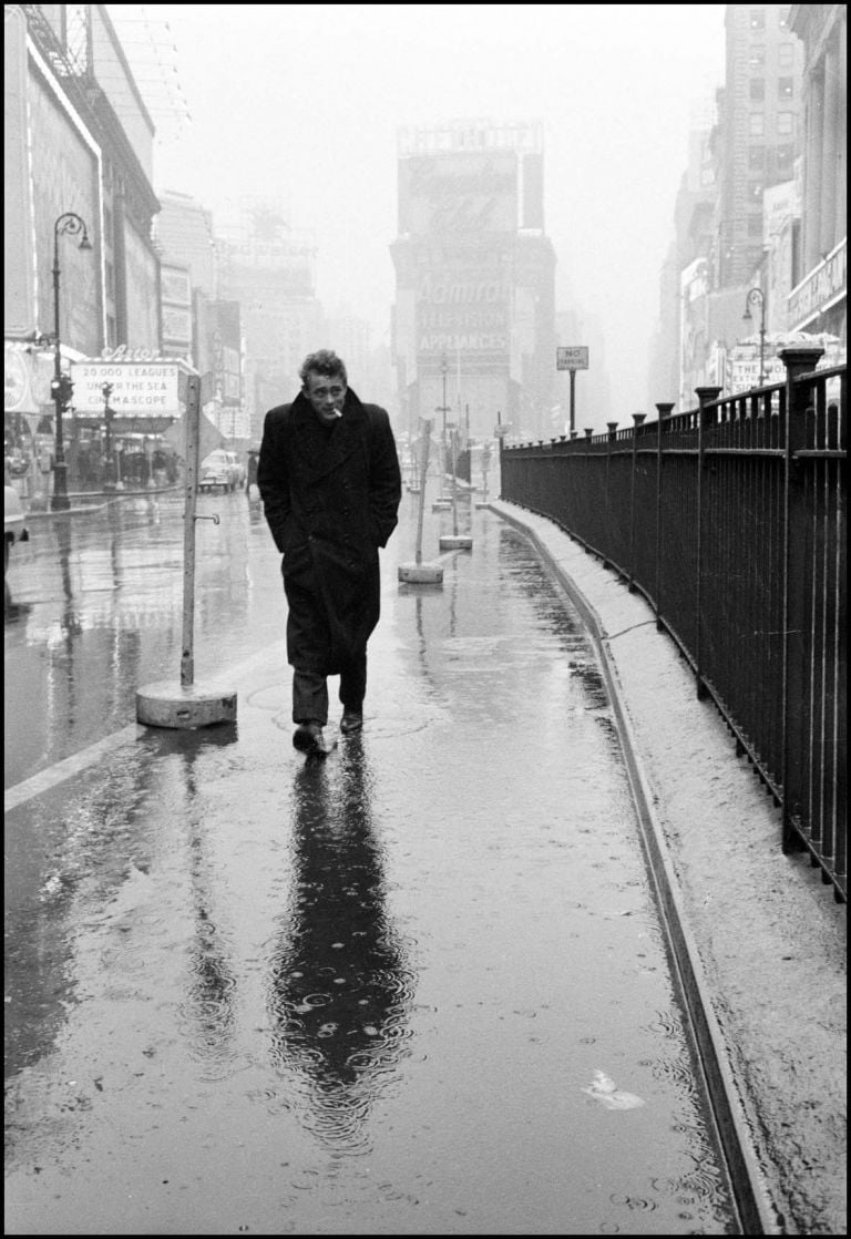 USA. New York City. 1955. James DEAN haunted Times Square© Dennis StockMagnum Photos