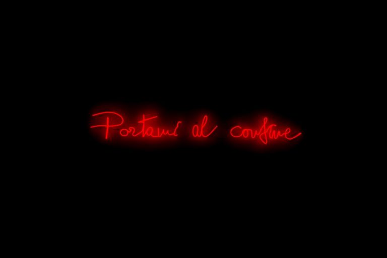 Valerio Rocco Orlando, Portami al Confine, 2016. Neon rosso, 24x180 cm. Collezione MUSMA, Matera. Photo Luca Centola