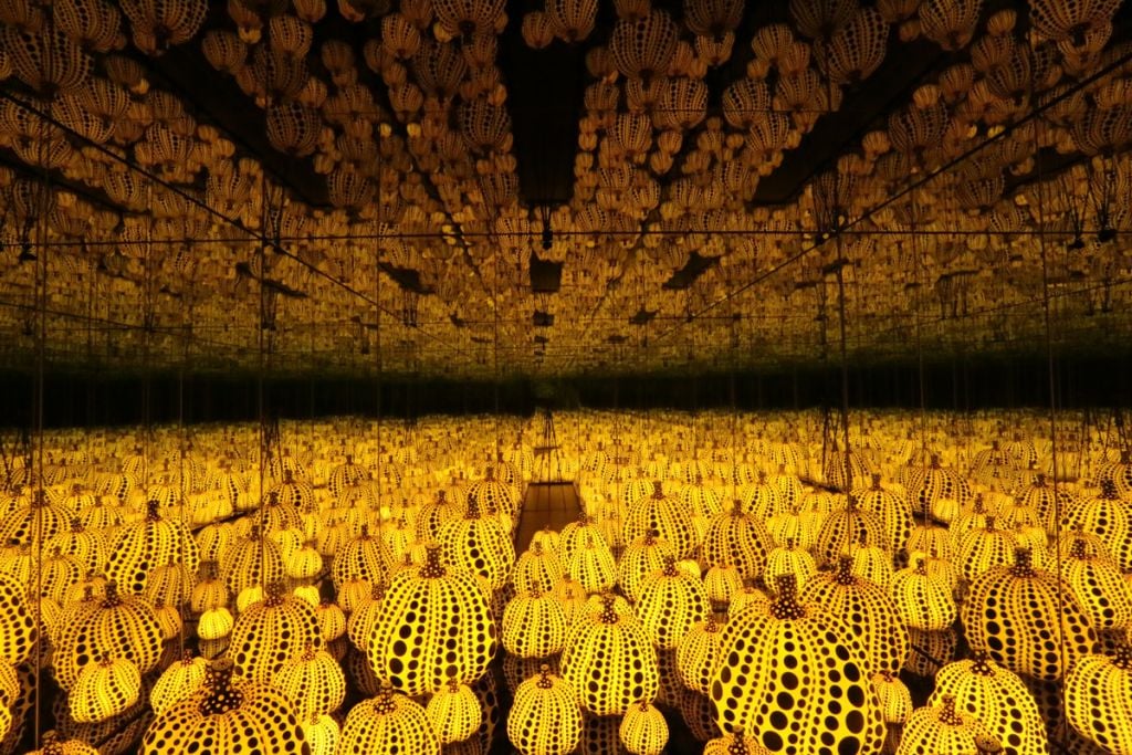 Tutti pazzi per Yayoi Kusama. Biglietti gratis ed è caos all’Hirshhorn Museum di Washington